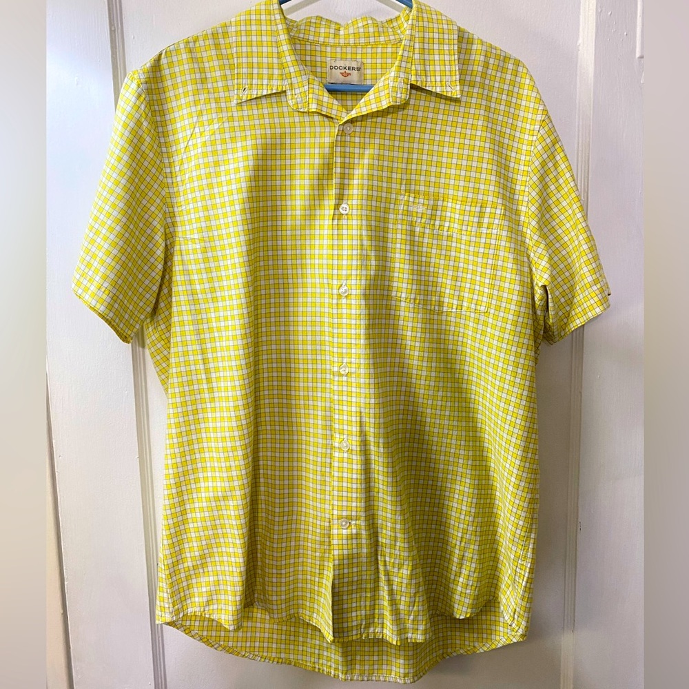Dockers button down short sleeve shirt. Smoke free environment.